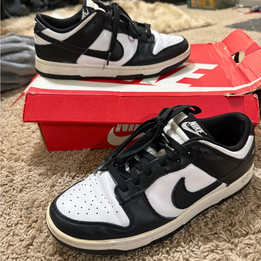 Nike Men's Black and White Low-Top Sneakers